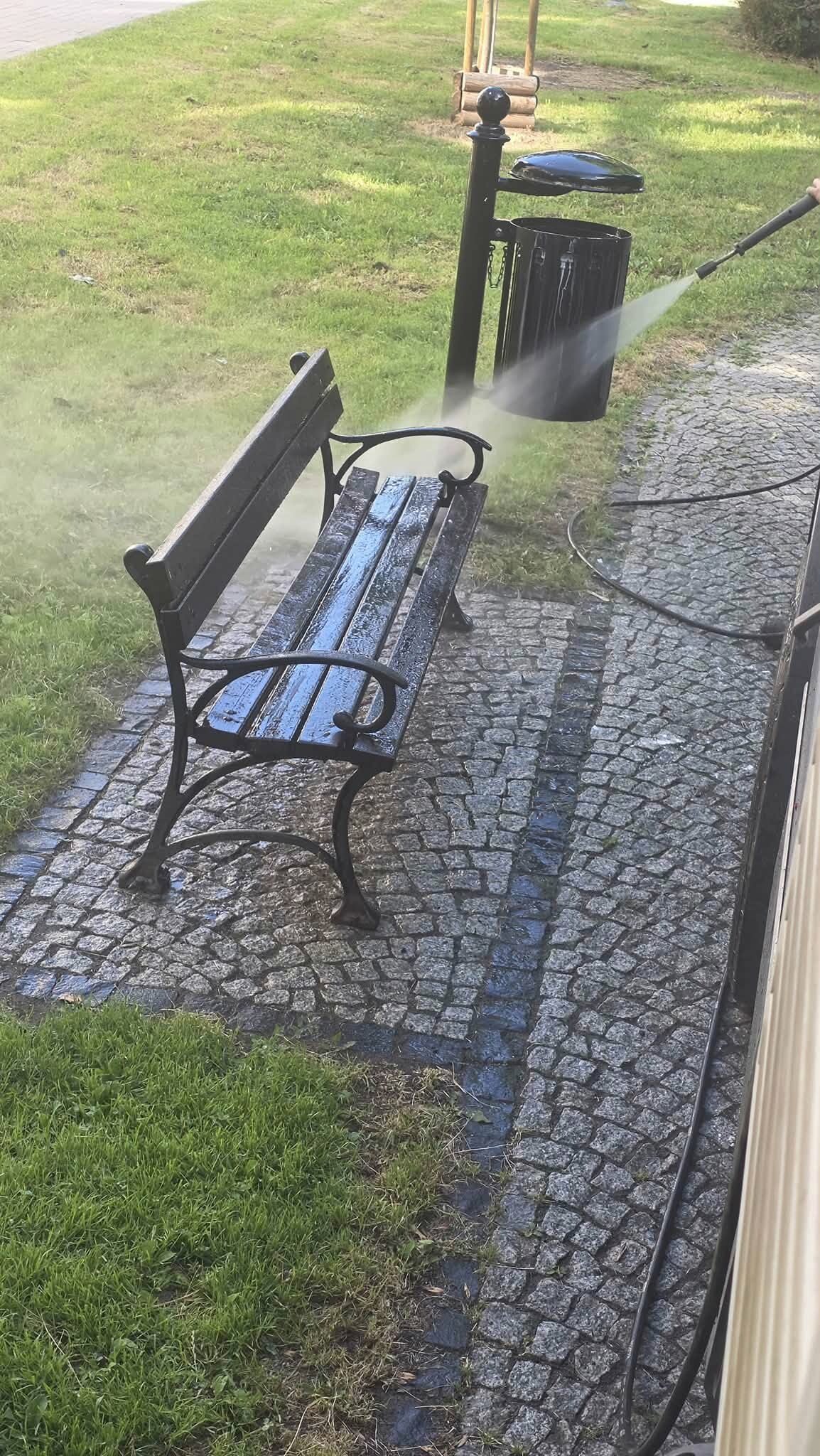 ZUK czyści miejską przestrzeń. Mycie pomników, ławek i koszy w Strzegomiu - zdjęcie 1