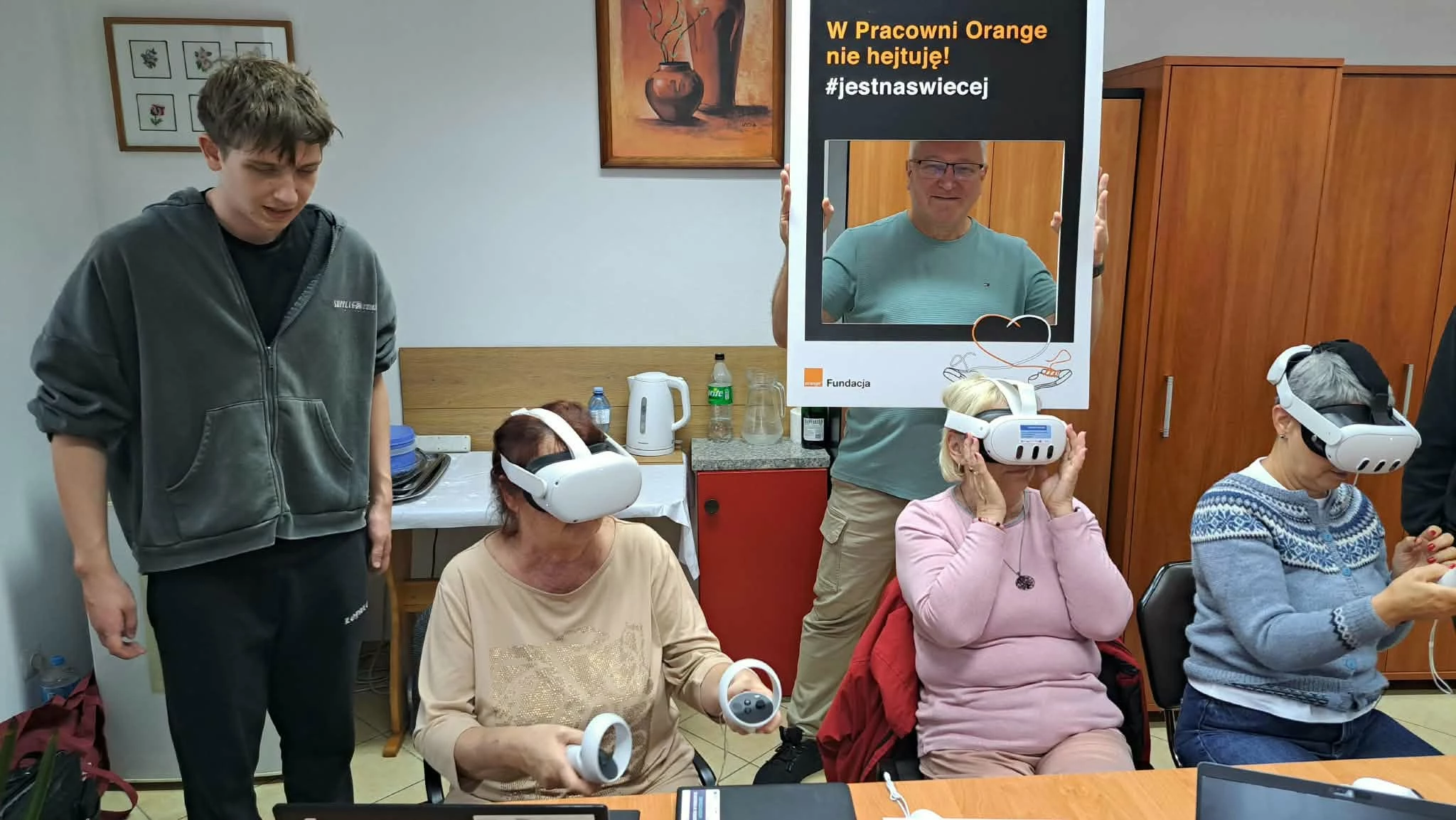 Strzegomscy seniorzy odwiedzili wirtualne muzeum z uczniami - zdjęcie 8