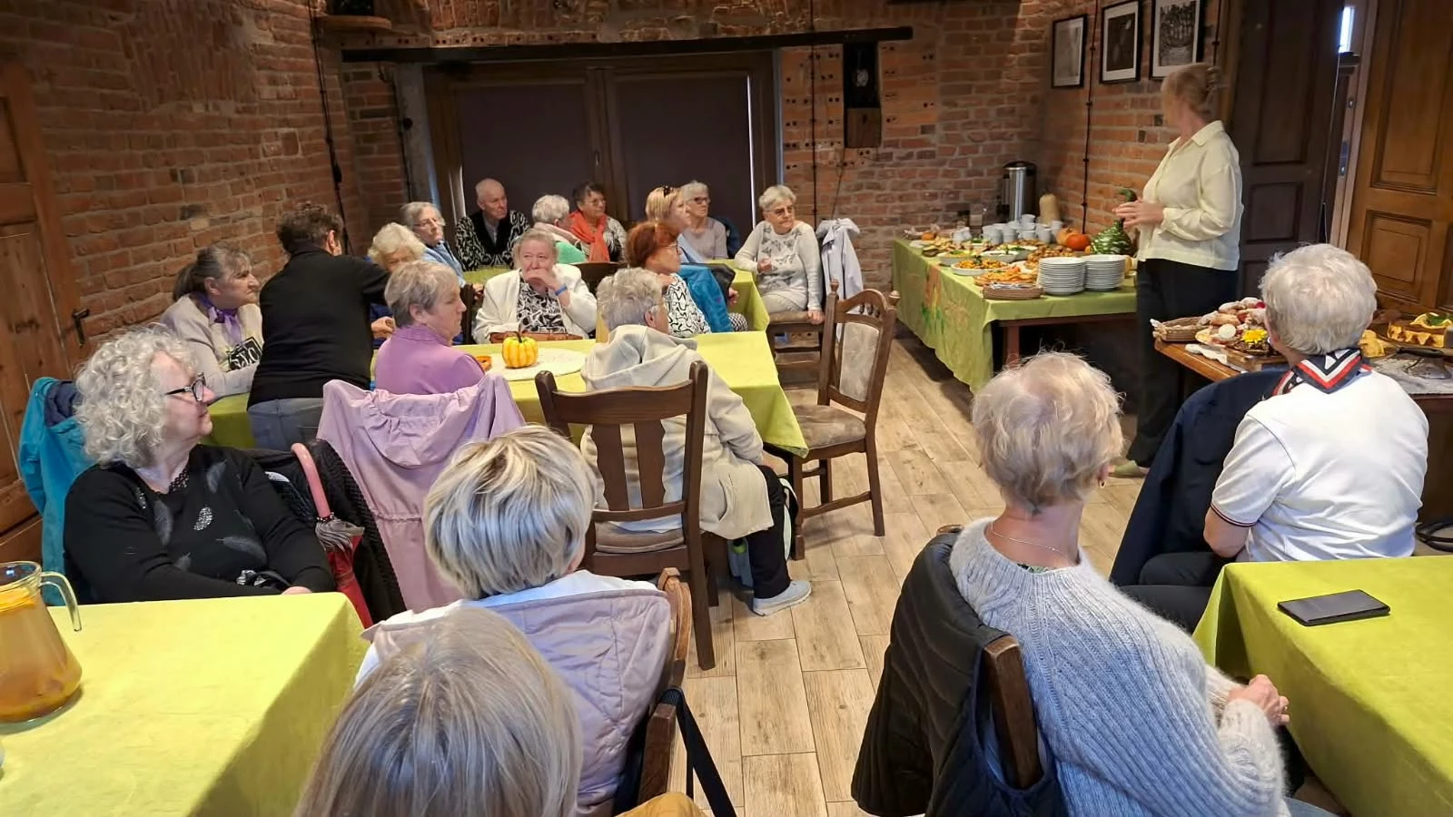 Seniorzy odwiedzili Dyniowy Zakątek w Olszanach - zdjęcie 4