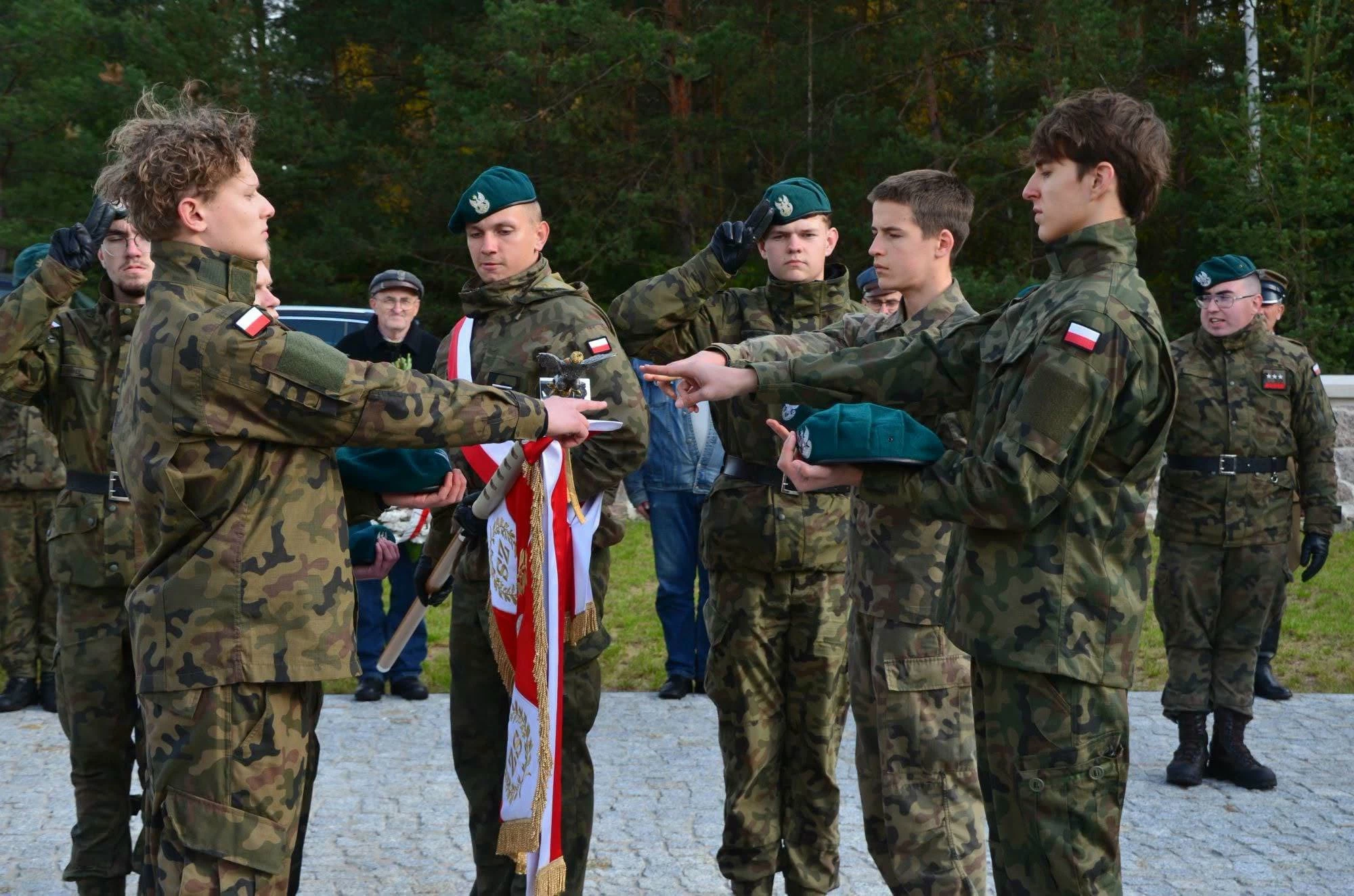 Marsz śladami Legionów Polskich z udziałem strzegomian - zdjęcie 12