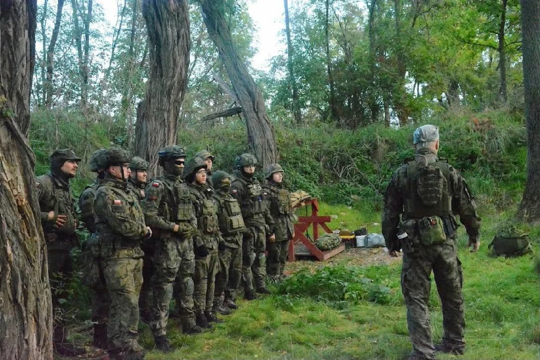 Nocny marsz i szkolenia. Strzegomscy strzelcy z WOT - zdjęcie 12