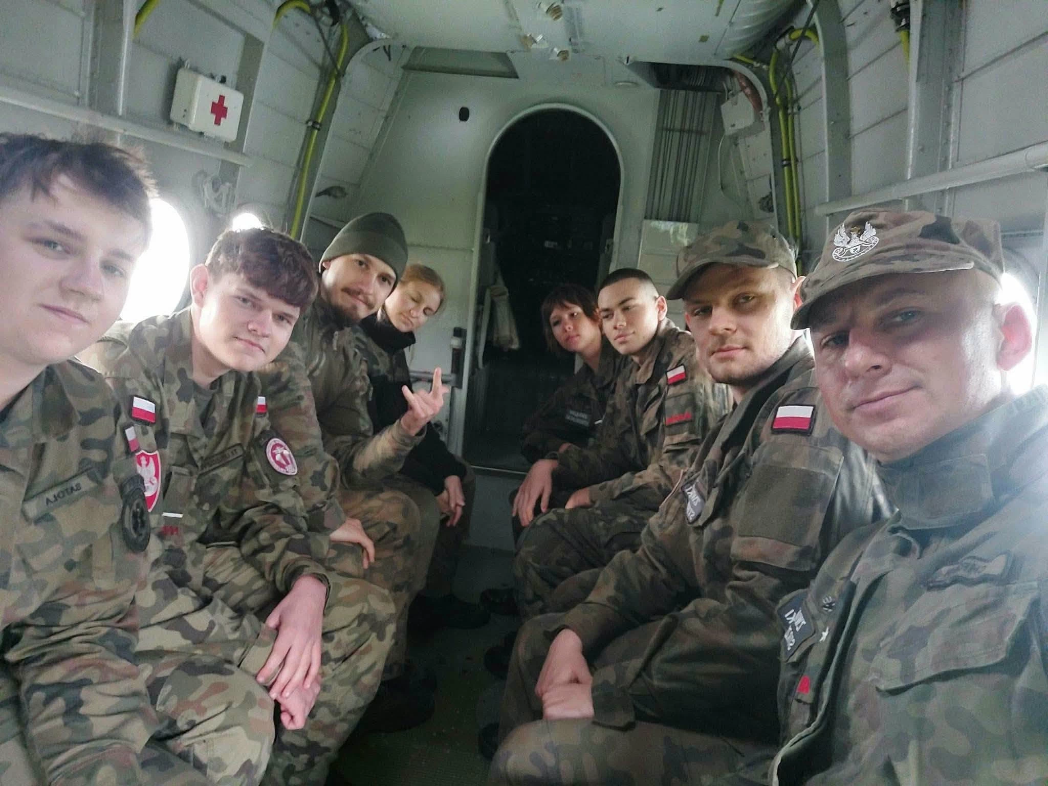 Strzegomscy strzelcy skakali ze spadochronami z samolotu AN-2 - zdjęcie 2