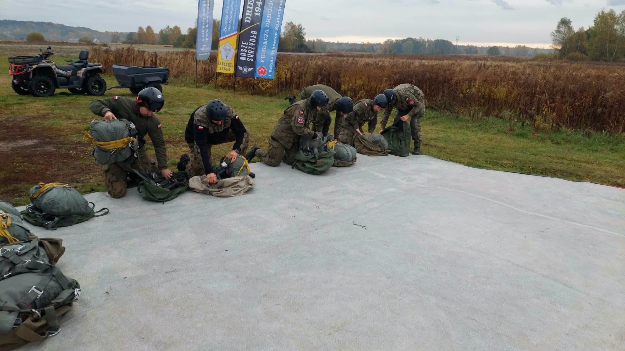 Strzegomscy strzelcy skakali ze spadochronami z samolotu AN-2 - zdjęcie 5