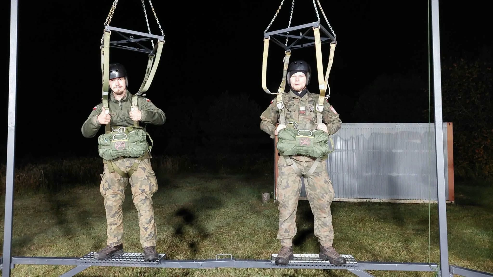 Strzegomscy strzelcy skakali ze spadochronami z samolotu AN-2 - zdjęcie 4