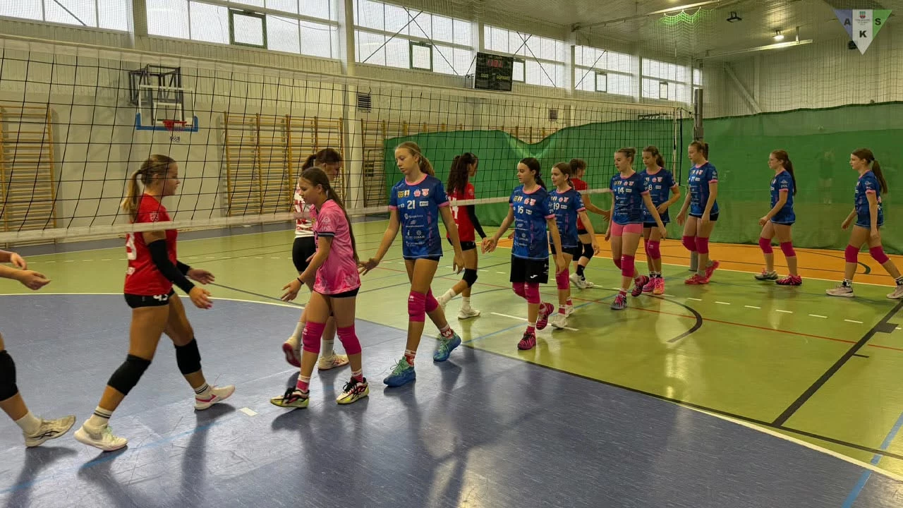 Turniej siatkarek w Strzegomiu. Dwa dobre wyniki AKS - zdjęcie 2
