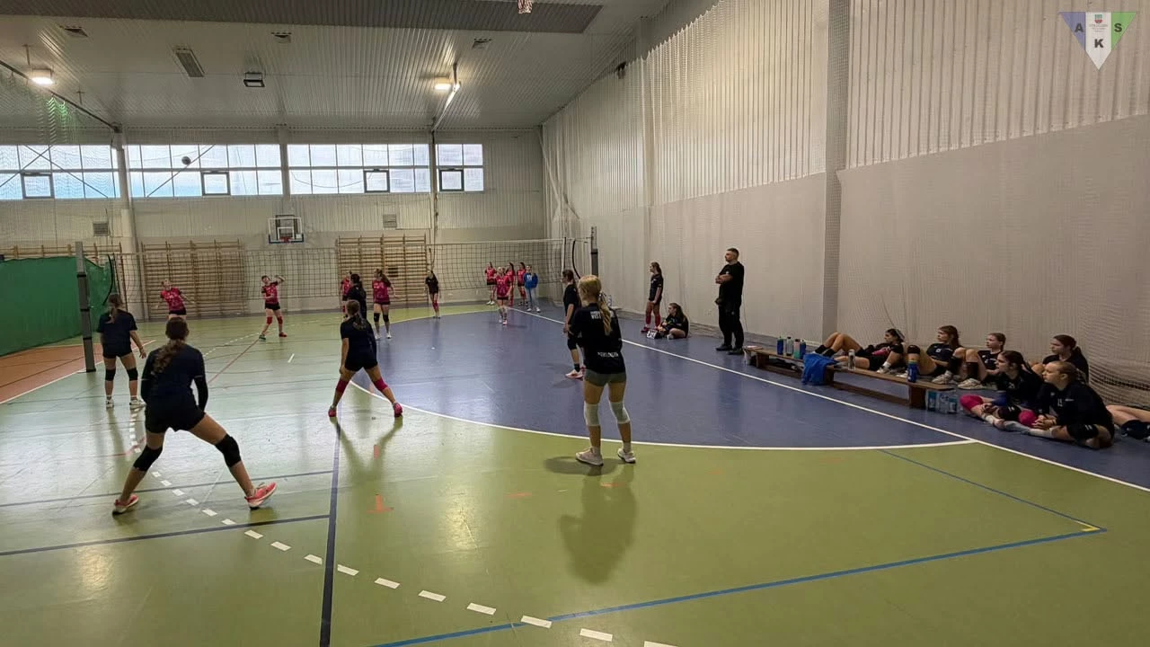 Turniej siatkarek w Strzegomiu. Dwa dobre wyniki AKS - zdjęcie 4