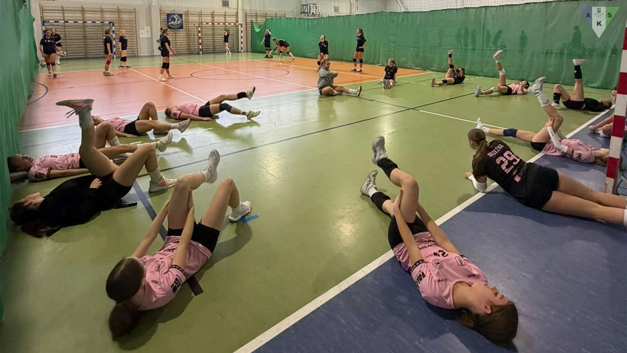 Turniej siatkarek w Strzegomiu. Dwa dobre wyniki AKS - zdjęcie 1
