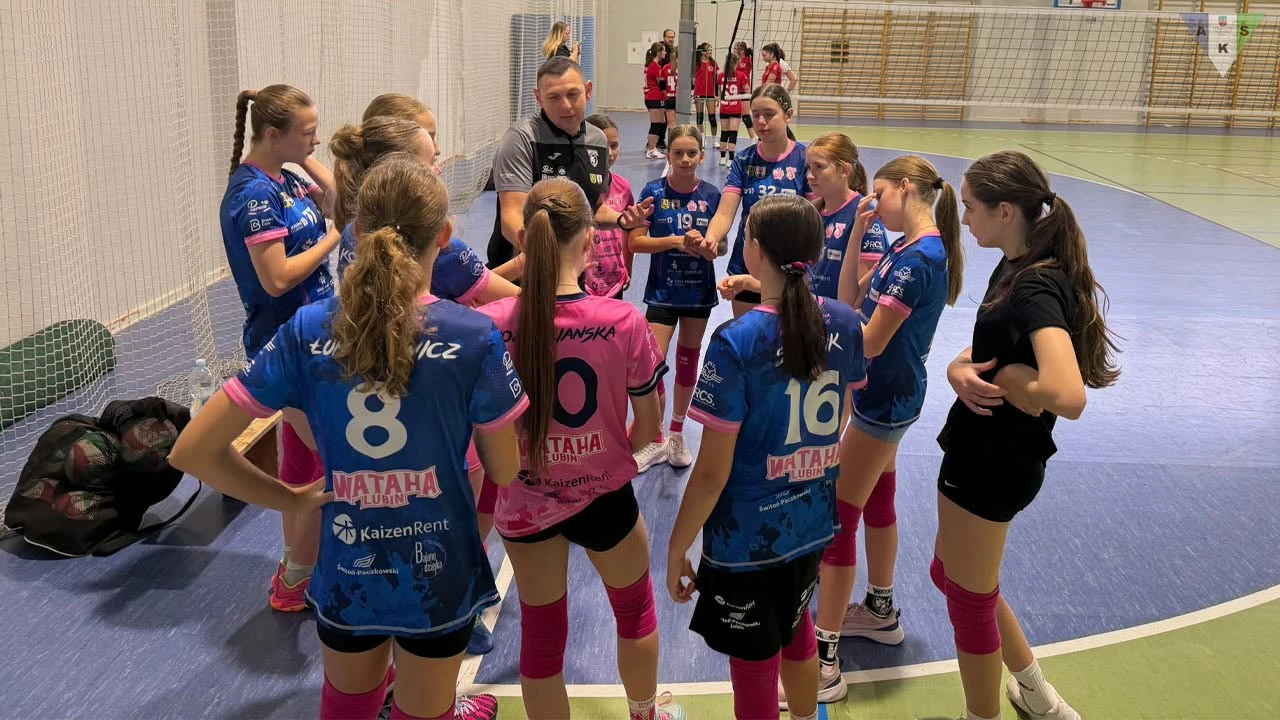 Turniej siatkarek w Strzegomiu. Dwa dobre wyniki AKS - zdjęcie 3